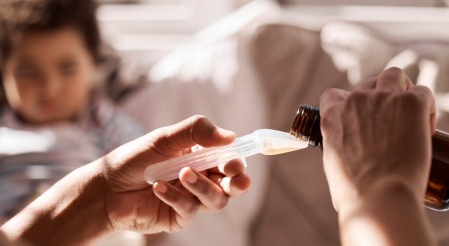 Индонезия забрани продажбата на сиропи за кашлица заради смъртта на близо 100 деца